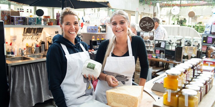 To butiksassistenter i ostebutik - credit Anna Hållams