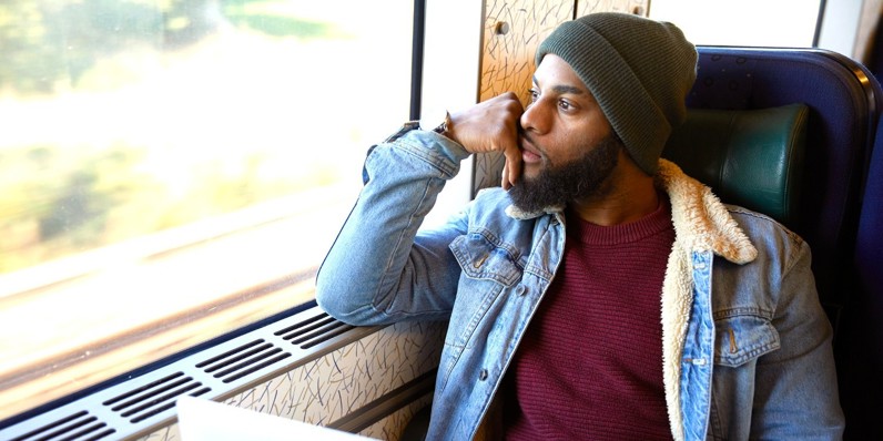 Mandlig pendler i tog