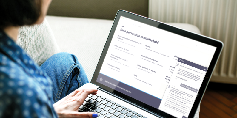 Kvinde beregner skat på laptop